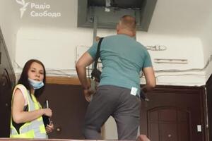 Завданням експерта було з'ясувати, з якого боку свердлили отвори
