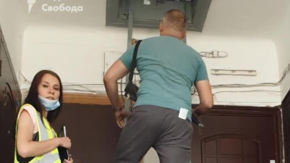Завданням експерта було з'ясувати, з якого боку свердлили отвори