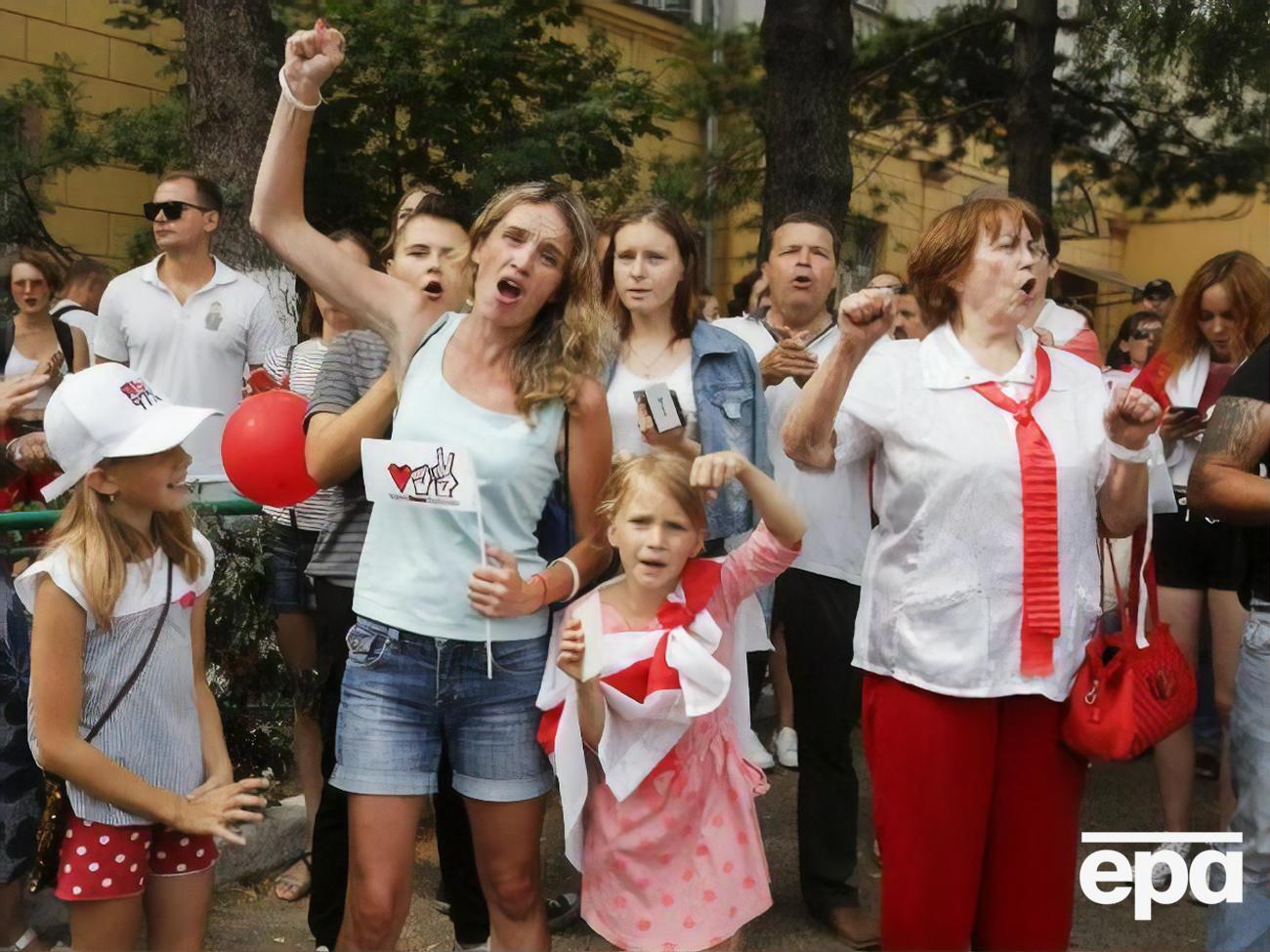 Митингующие в Беларуси обвиняют власти в фальсификациях и требуют проведения новых выборов президента
