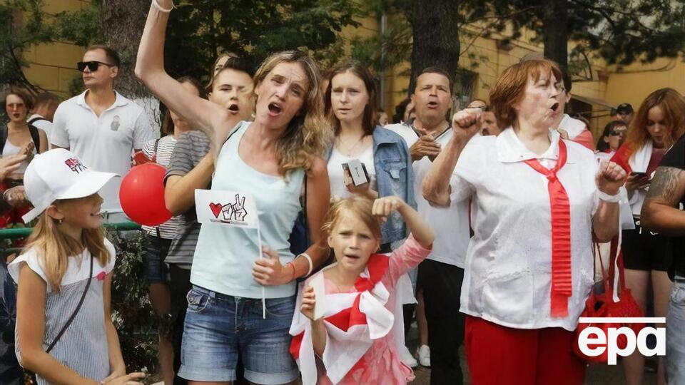 Митингующие в Беларуси обвиняют власти в фальсификациях и требуют проведения новых выборов президента