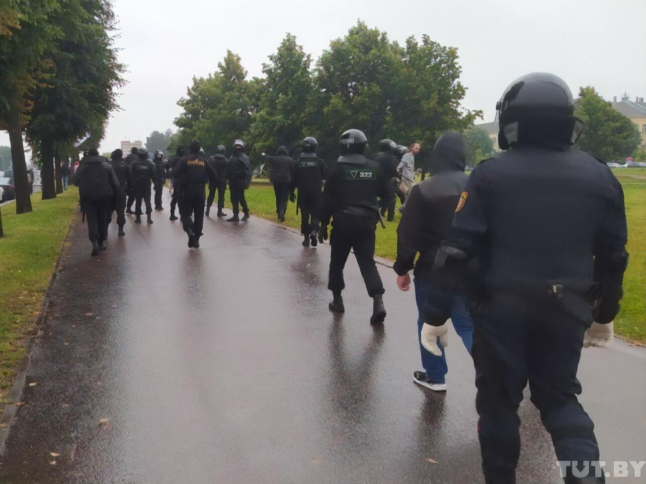 В МВД заявили, что разогнали акцию под МТЗ, так как протестующие "мешали заводчанам пройти на работу"