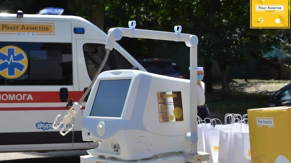 Передані українським лікарям апарати ШВЛ від Фонду Ріната Ахметова – одні з найсучасніших у світі