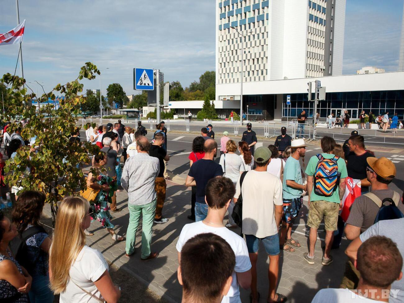 Бастующих сотрудников БТ не пускают в здание компании