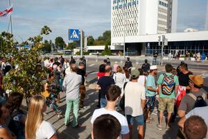 Бастующих сотрудников БТ не пускают в здание компании