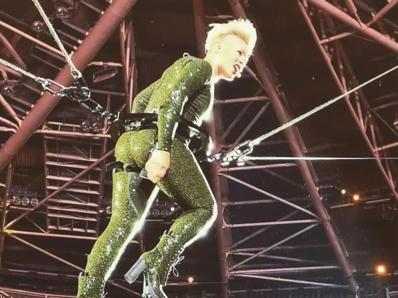 Pink:&nbsp;Всегда было интересно, почему у меня такие громадные бедра