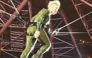 Pink: Всегда было интересно, почему у меня такие громадные бедра