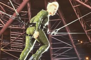 Pink: Всегда было интересно, почему у меня такие громадные бедра