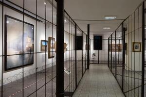 В музее картины Порошенко закрыли решеткой