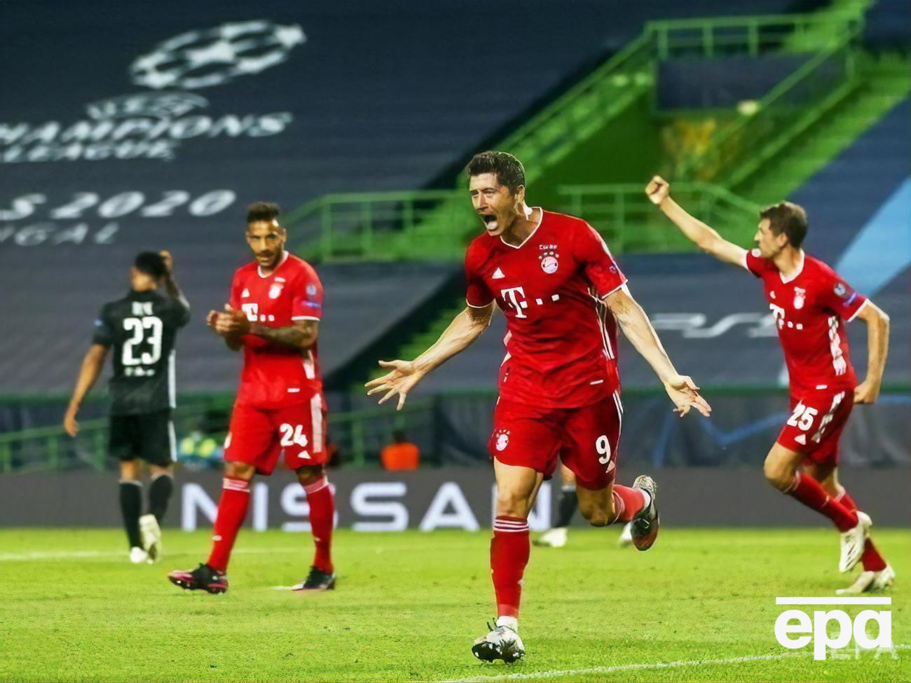 Левандовський (на фото в центрі) забив третій м'яч "Баварії" у півфіналі