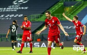 Левандовский (на фото в центре) забил третий мяч "Баварии" в полуфинале