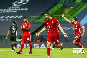 Левандовський (на фото в центрі) забив третій м'яч "Баварії" у півфіналі