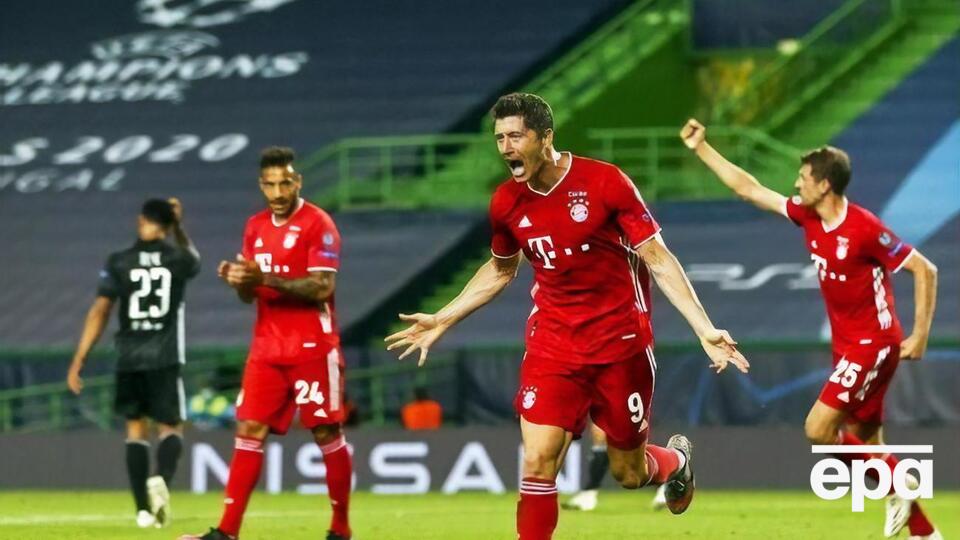 Левандовський (на фото в центрі) забив третій м'яч "Баварії" у півфіналі