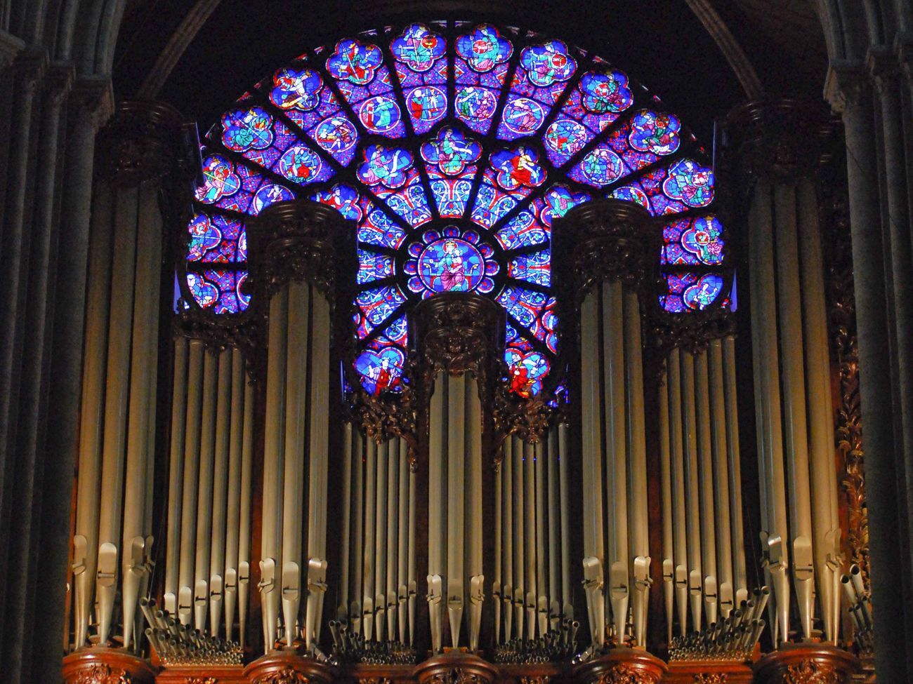 Орган в огне не пострадал, однако покрылся пылью из свинца