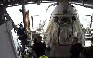 Частный космический корабль компании SpaceX успешно вернулся на Землю. Фоторепортаж