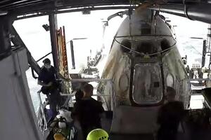 Частный космический корабль компании SpaceX успешно вернулся на Землю. Фоторепортаж