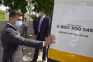 Зеленський перевірив реалізацію нового проєкту, який передбачає впровадження 2500 пересувних відділень "Укрпошти"