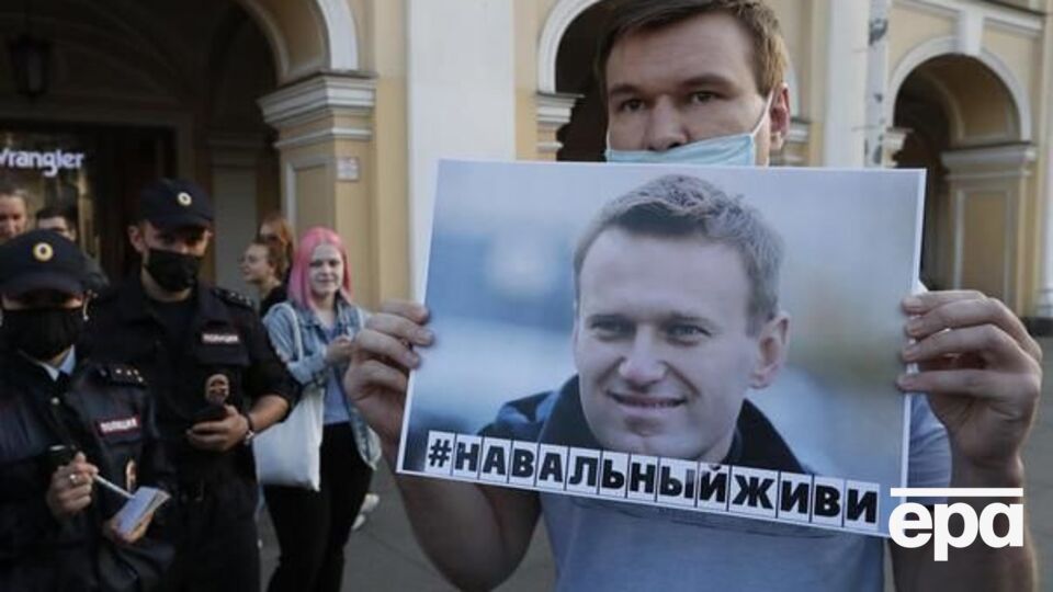 Навальний перебуває в лікарні