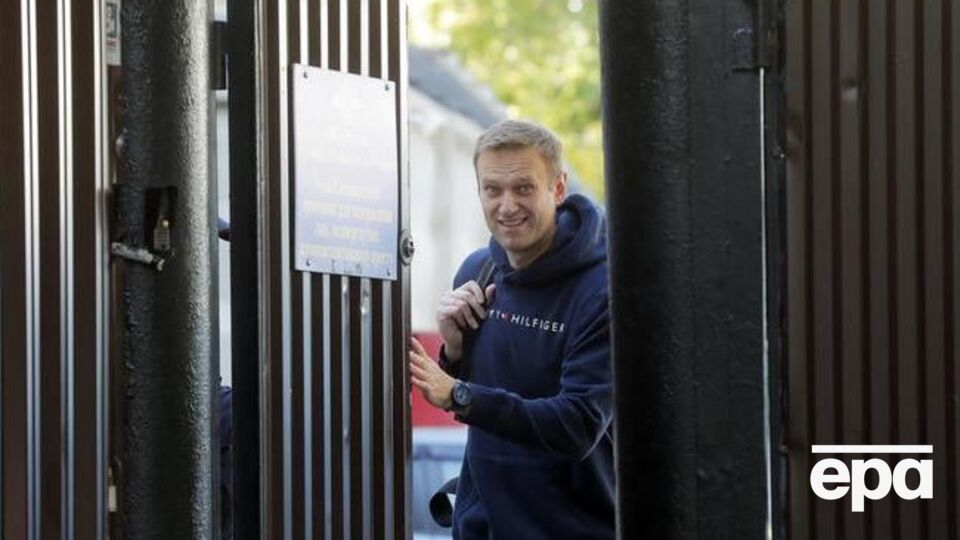 Поки російські лікарі не відпускають Навального в Німеччину