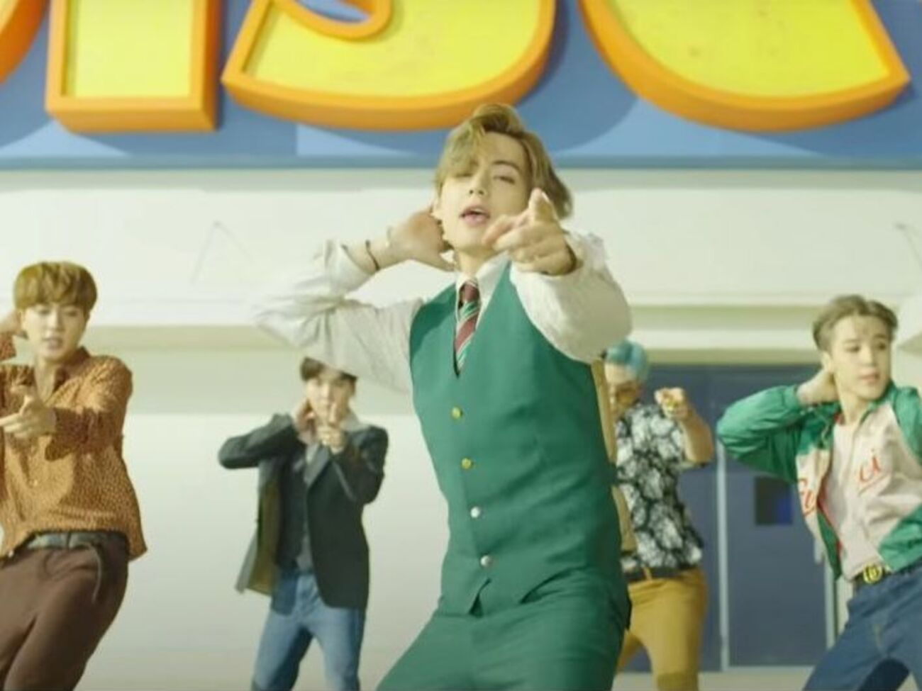 Як такого сюжету в ролику немає