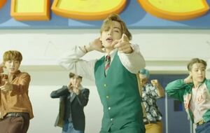 Как таковой сюжет в ролике отсутствует