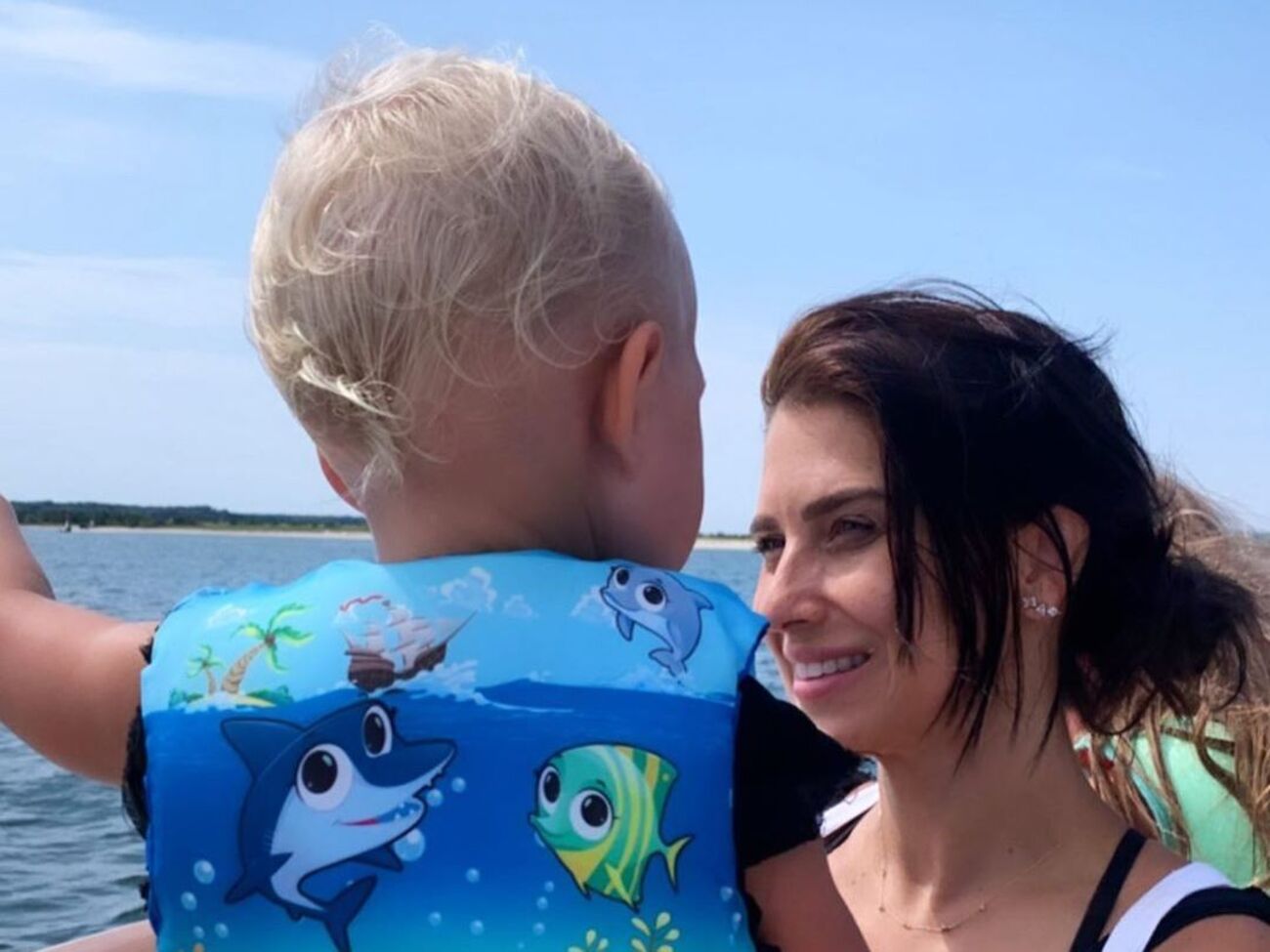 Хилария Болдуин о фото с сыном:&nbsp;Полка? Сидение?