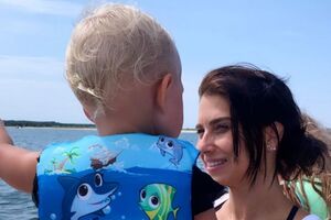 Хилария Болдуин о фото с сыном: Полка? Сидение?