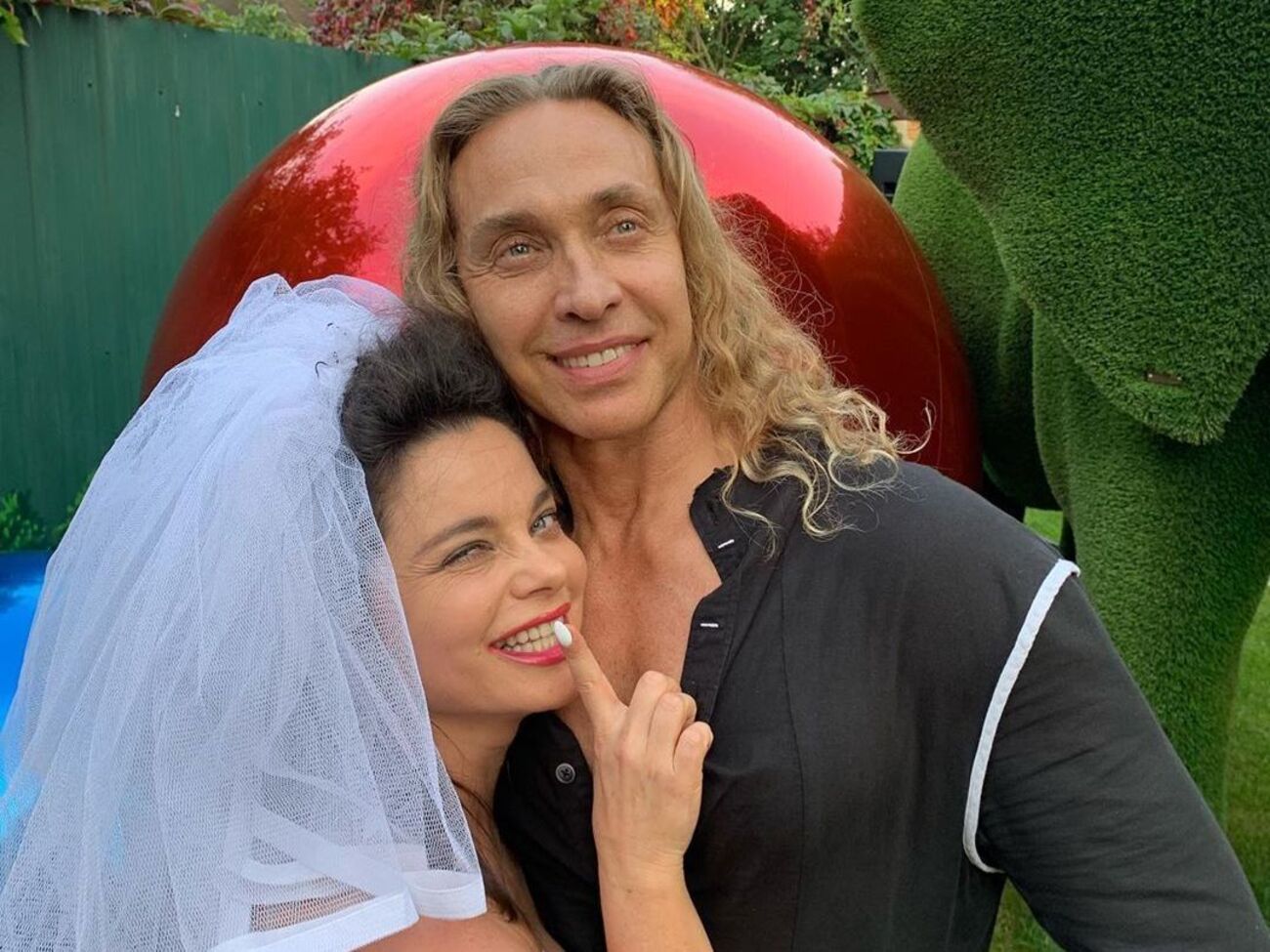 Королева обратилась к Тарзану:&nbsp;Любимый, с 17-летием нас