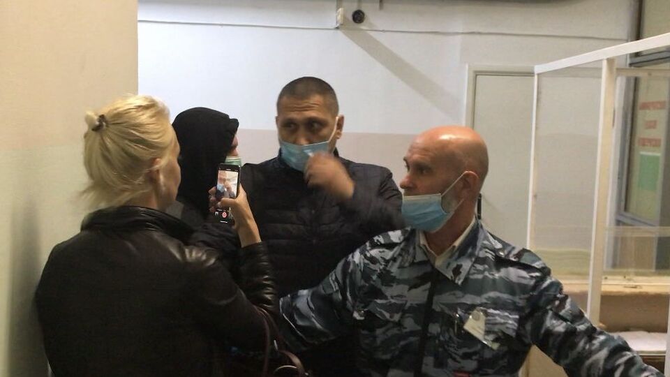 Дружина Навального сказала, що їй перешкоджали люди у цивільному