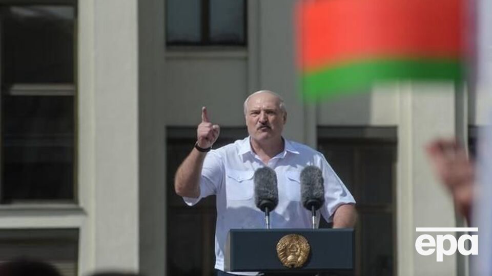 Лукашенко про Тихановську: Вона нормальна жінка, любить своїх дітей