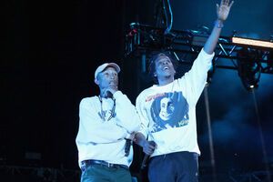 Фаррелл (на фото слева) о совместной с Джей Зи (на фото справа) песне: Эта песня о том, насколько тяжело, в принципе, быть предпринимателем в нашей стране