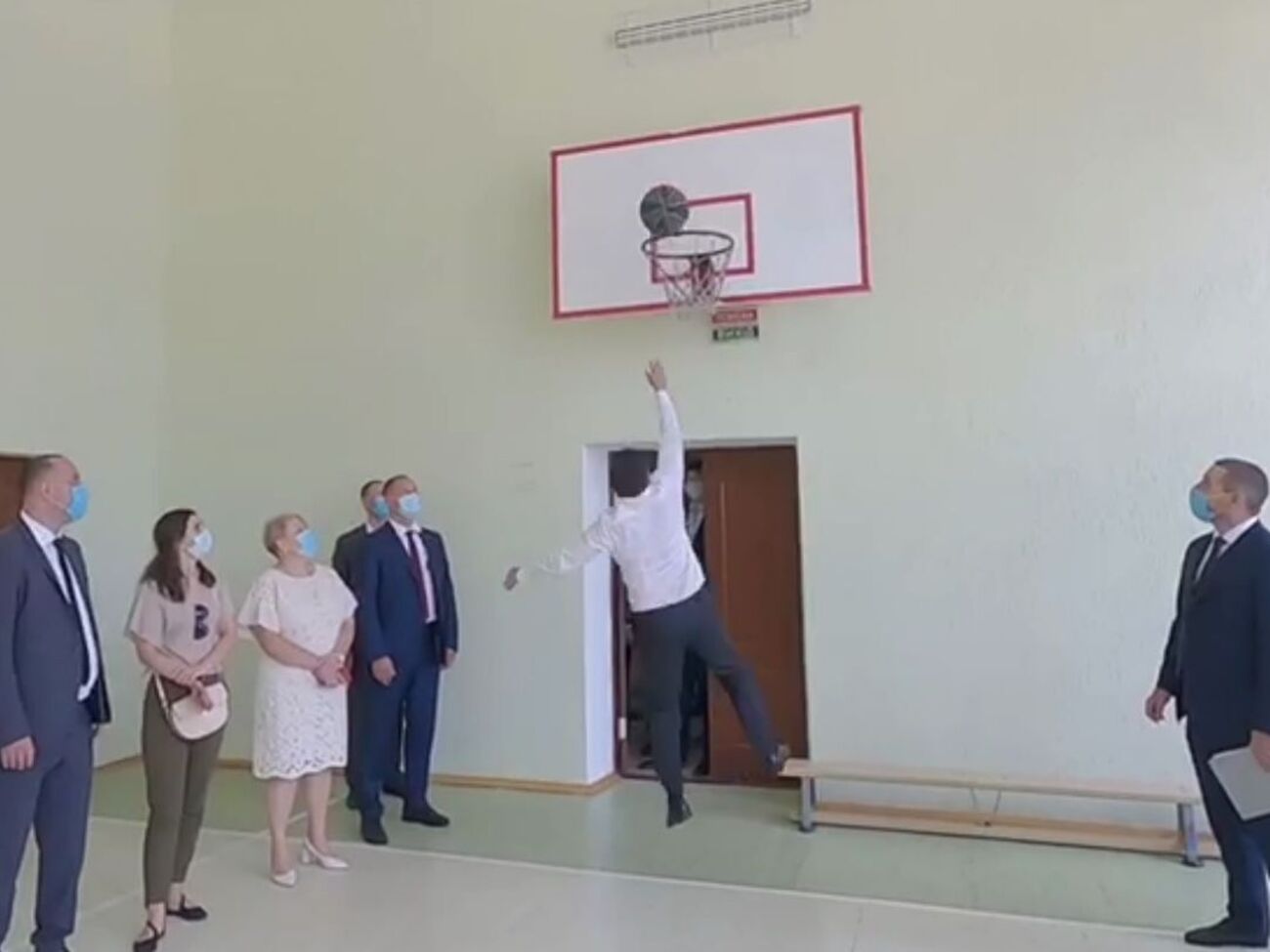 Володимир Зеленський закинув баскетбольний м'яч у кільце