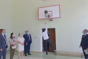 Володимир Зеленський закинув баскетбольний м'яч у кільце