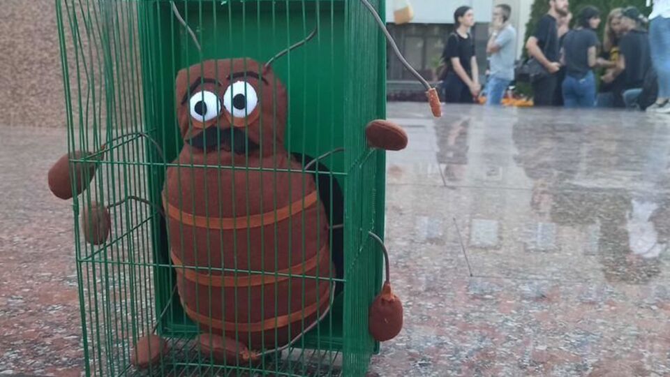 У Гродні протестувальники посадили умовного таргана