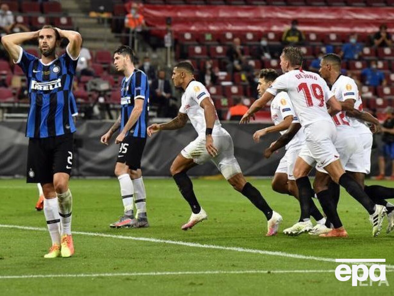 "Севилья" (в светлых футболках) шестой раз победила в финале турнира