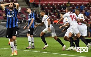 "Севилья" (в светлых футболках) шестой раз победила в финале турнира