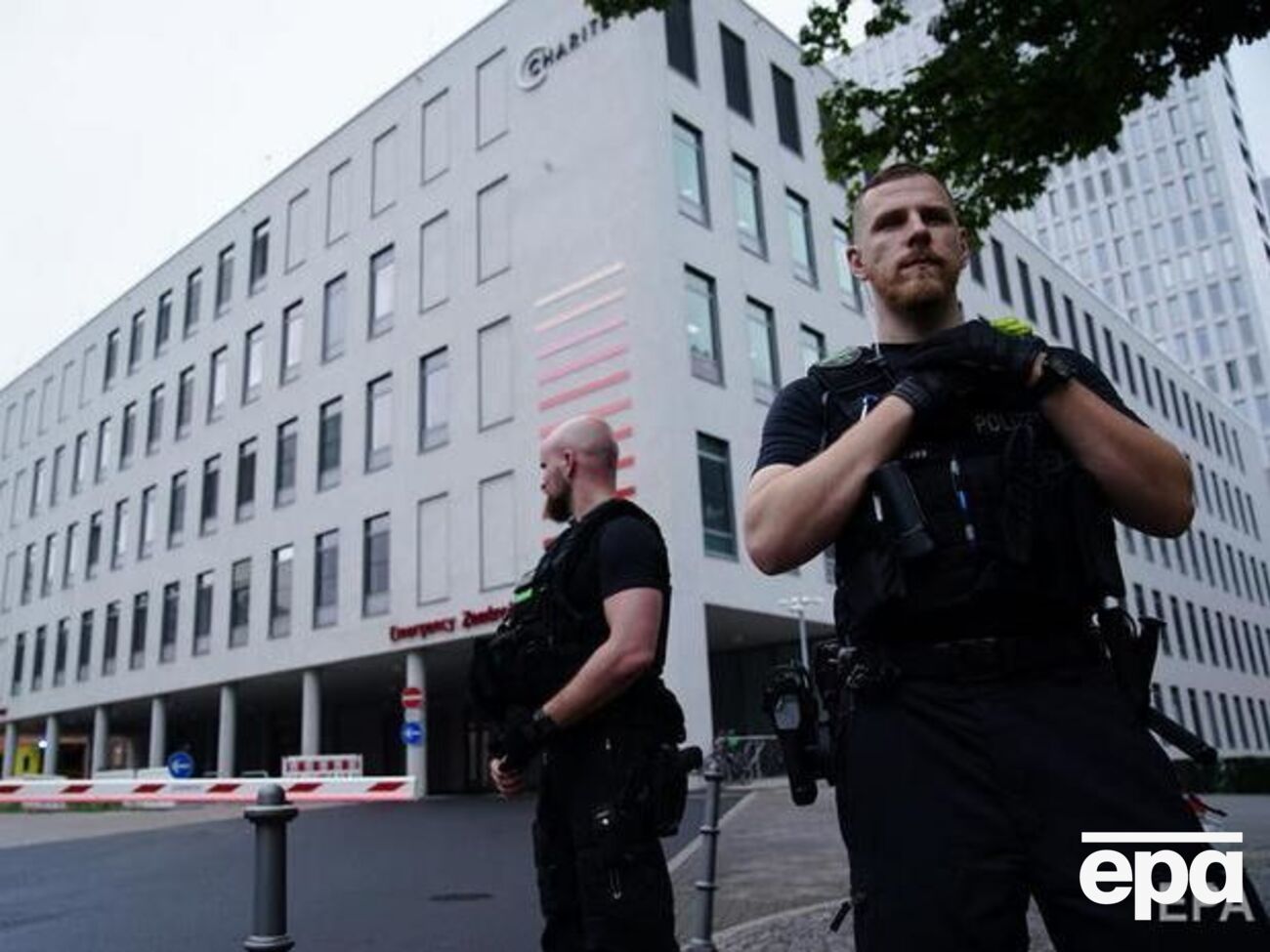 Навальный находится в клинике "Шарите", медики обещают сообщить о его состоянии