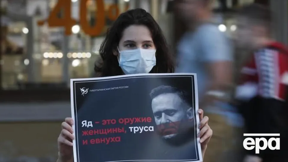 У поверхневих змивах з одягу та рук Навального виявили 2-етилгексил дифеніл фосфат