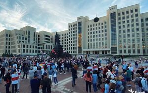 На площади Независимости установили свободный микрофон у памятника Ленину