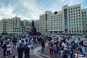 На площади Независимости установили свободный микрофон у памятника Ленину