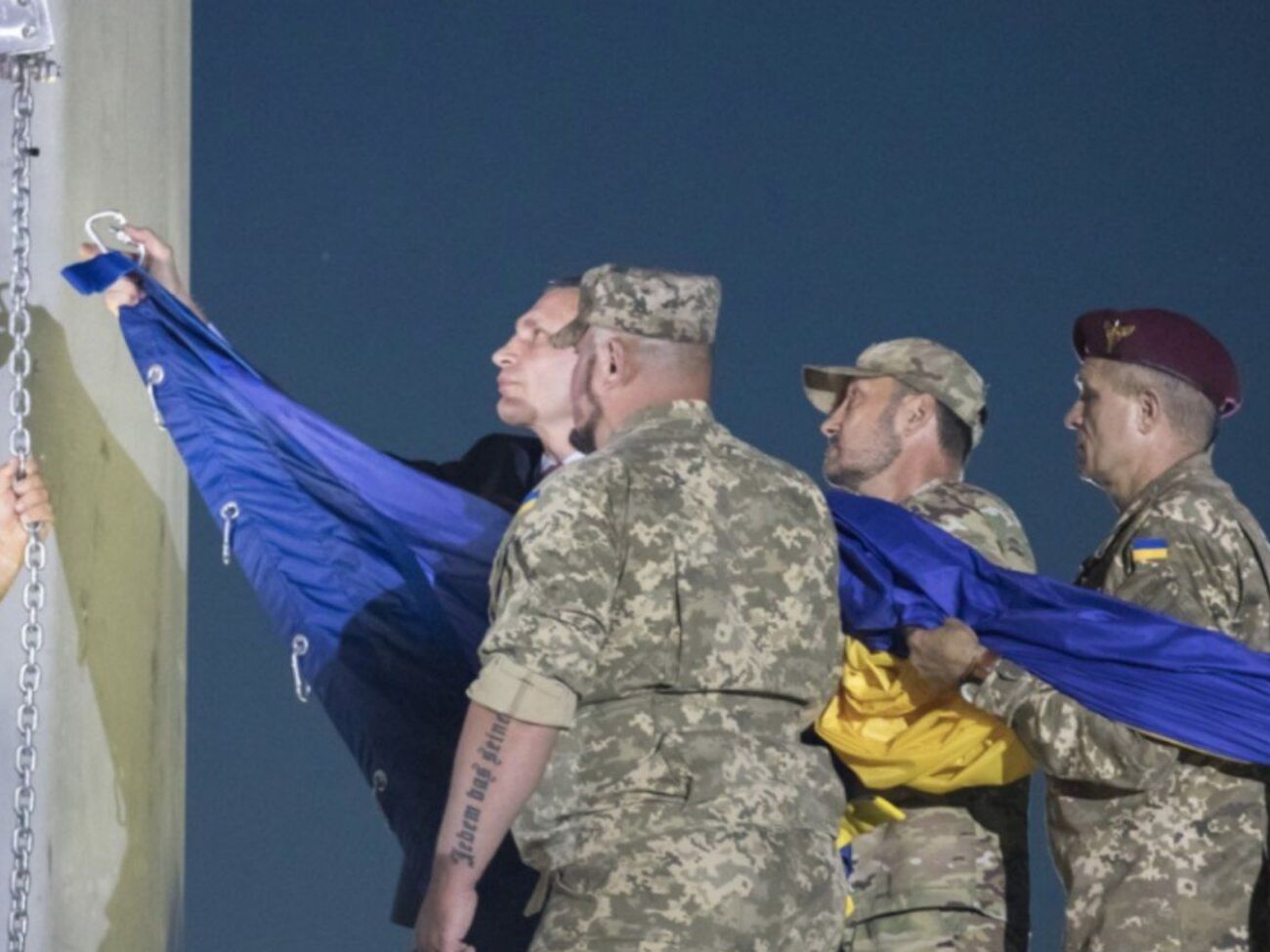 Висота флагштока – приблизно 90 метрів