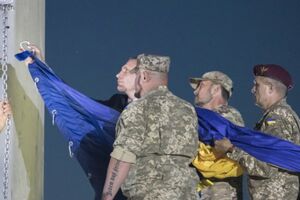 Висота флагштока – приблизно 90 метрів