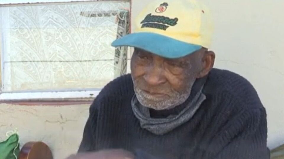 Мужчина всю жизнь проработал разнорабочим