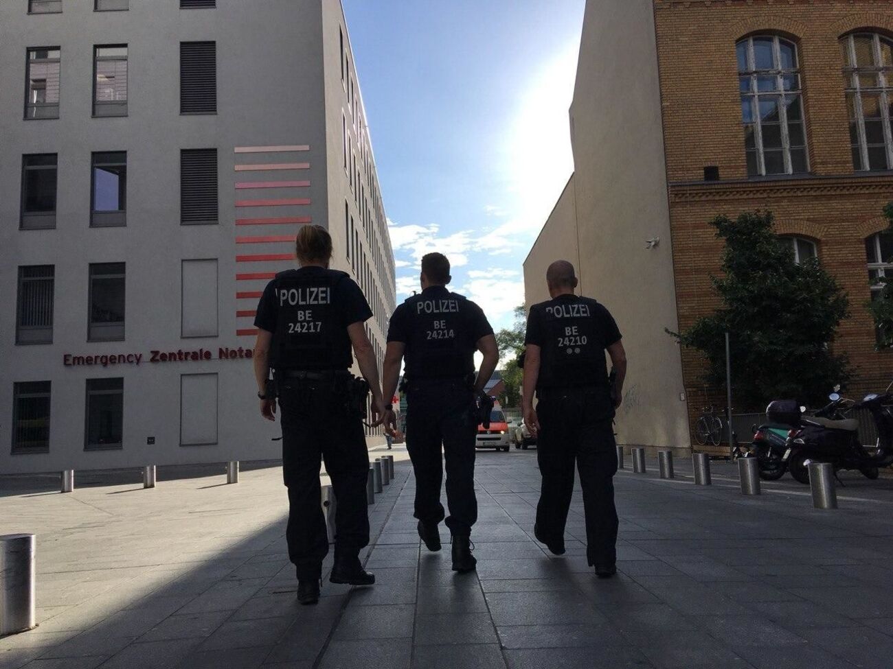 На території лікарні перебуває приблизно десяток правоохоронців