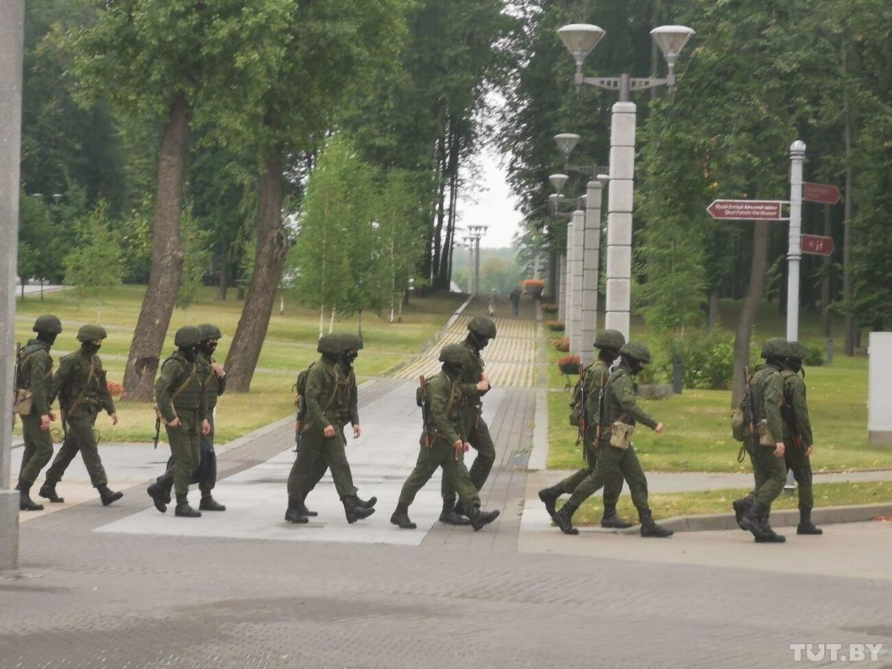Поряд зі стелою в Мінську помітили колони військових