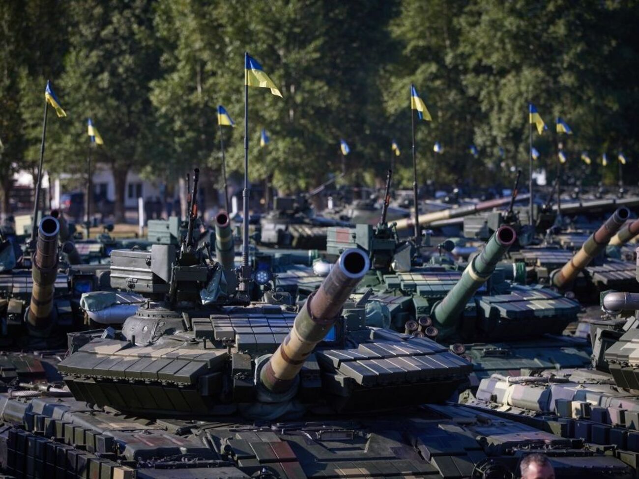 Зеленский передал украинским военным танки Т-64 и Т-72