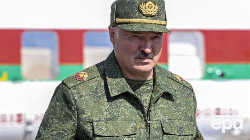 Лукашенко пролетів на вертольоті над Мінськом