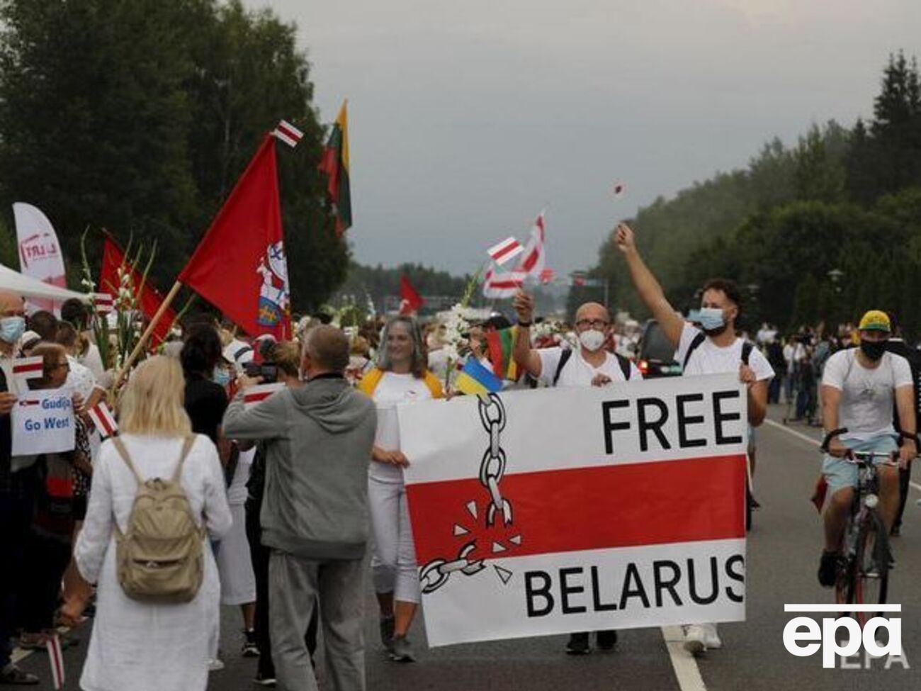 Живую цепь создавали около 30 тыс. человек