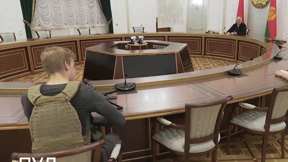 Николай Лукашенко на заседании ситуационного штаба был с автоматом и в бронежилете