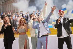 В День Независимости на Софийской площади украинские артисты спели попурри из известных хитов