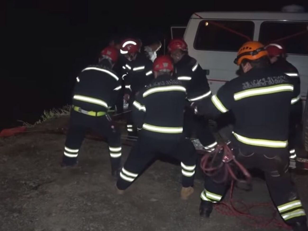 Микроавтобус упал с высоты около 80 метров